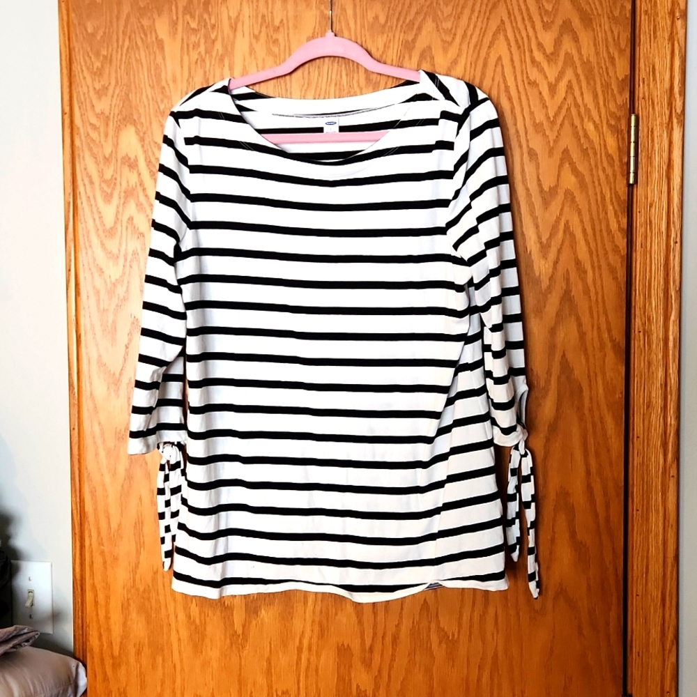 Women's Old Navy 3/4 sleeve top, size large white and black striped.